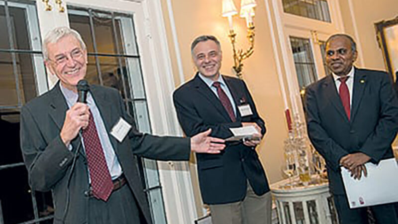 Проф. др Александар Кавчић, проф. др Жозе Моура и тадашљи председник универзитета Субра Суреш, 2017. година, извор: Магазин CorD