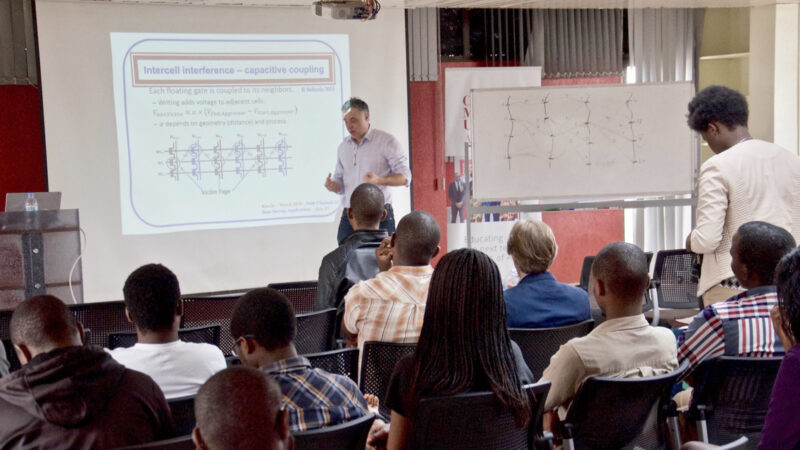 Проф. др Александар Кавчић држи предавање на Карнеги Мелон универзитету, кампус у Африци